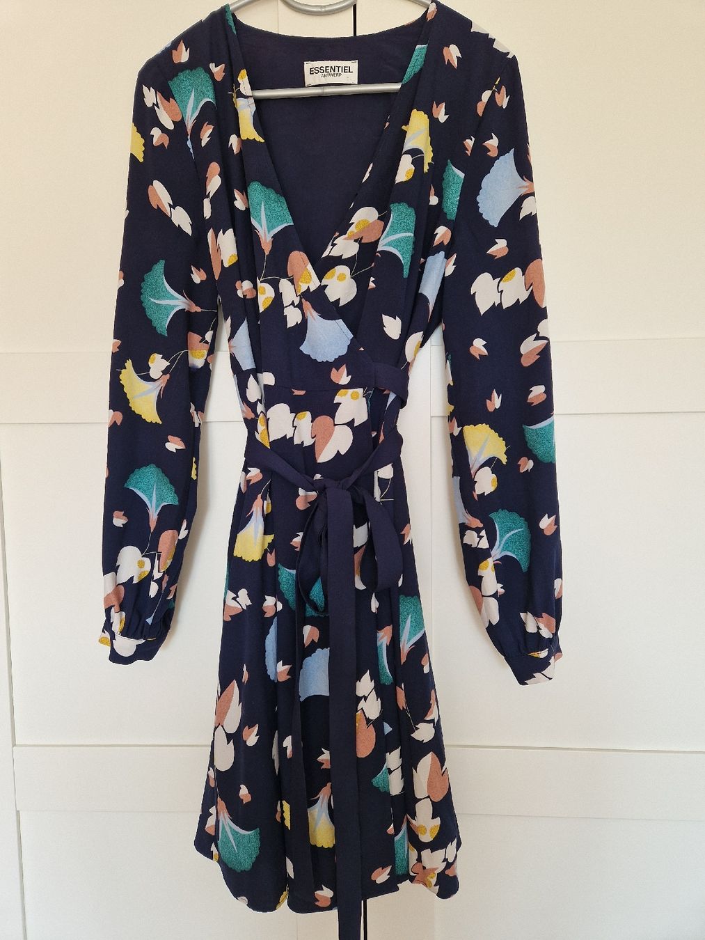 Essentiel Antwerp Vestiti: Robe Essential Antwerp taille 38 - État neuf! – Nuovo (secondo la descrizione) da Pully venduto da Patriciaeve
