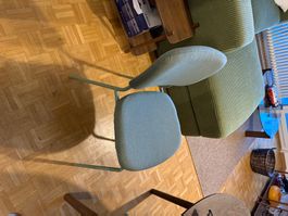 4 Chaises rembourrées en tissu vert structure métal occasion