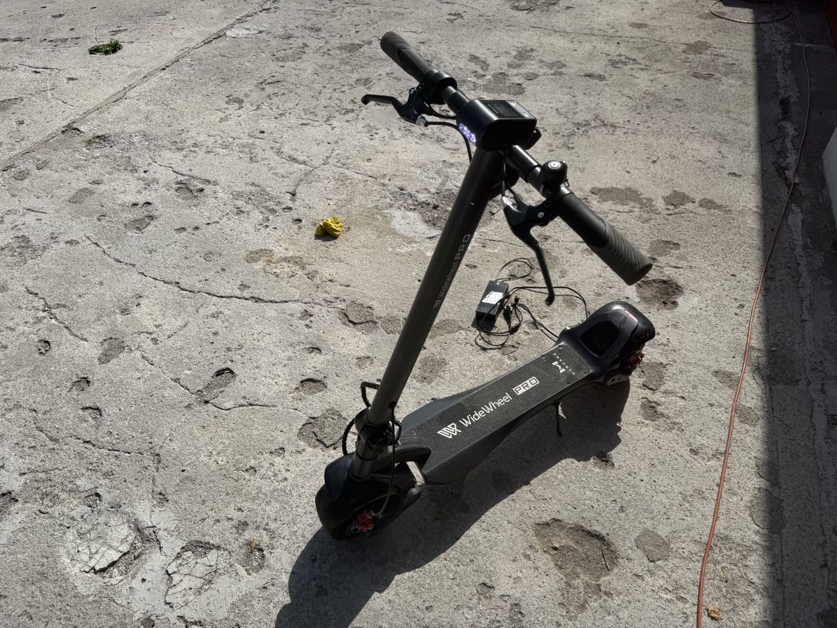 Kickboard: Mercane Wide Wheel Pro E-Scooter – Usato da Weesen venduto da AmdenLodgeOliEschler