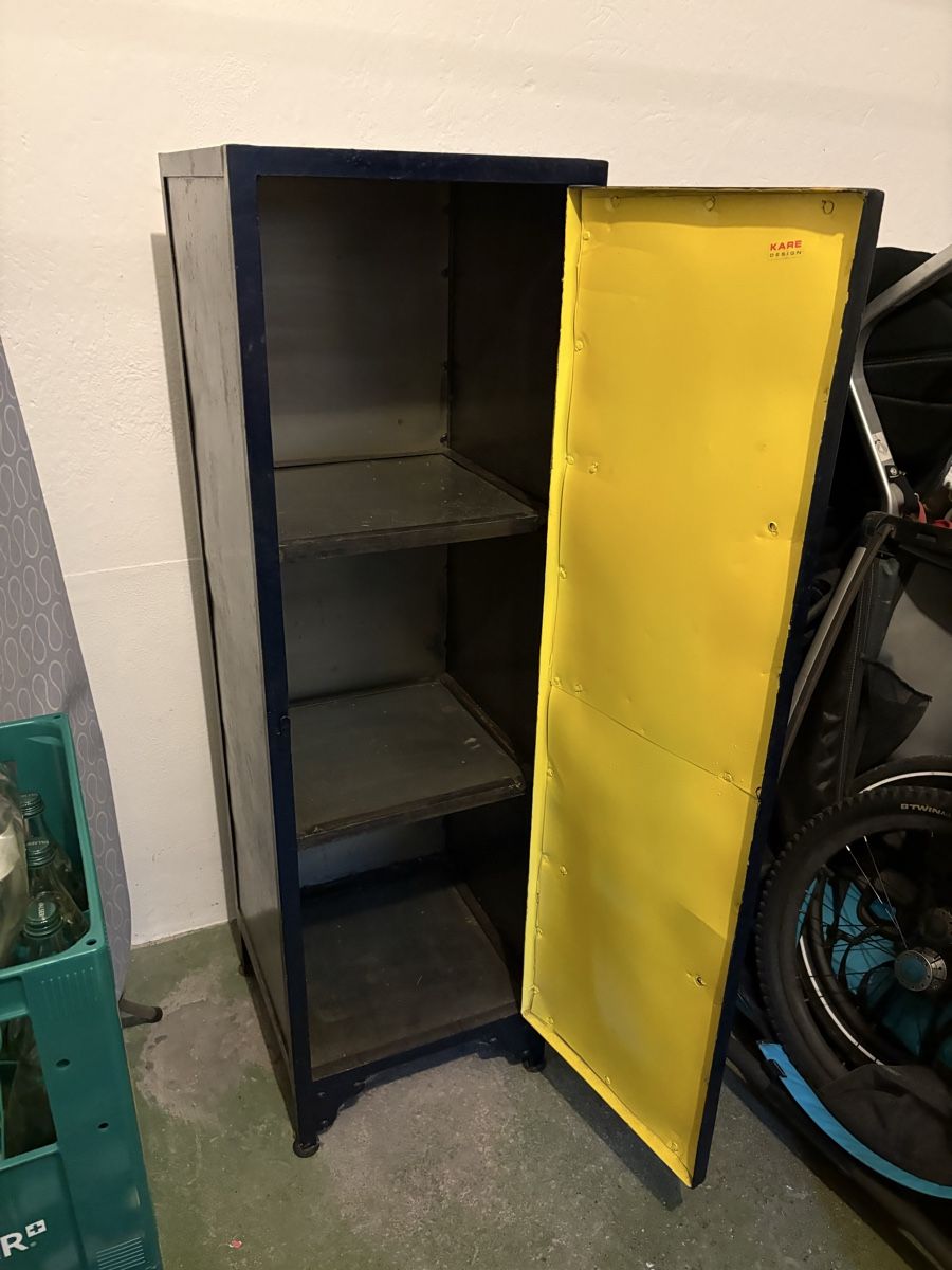 Armadi: Metall Schrank, shabby chic – Usato da Zürich venduto da Claubieten 2