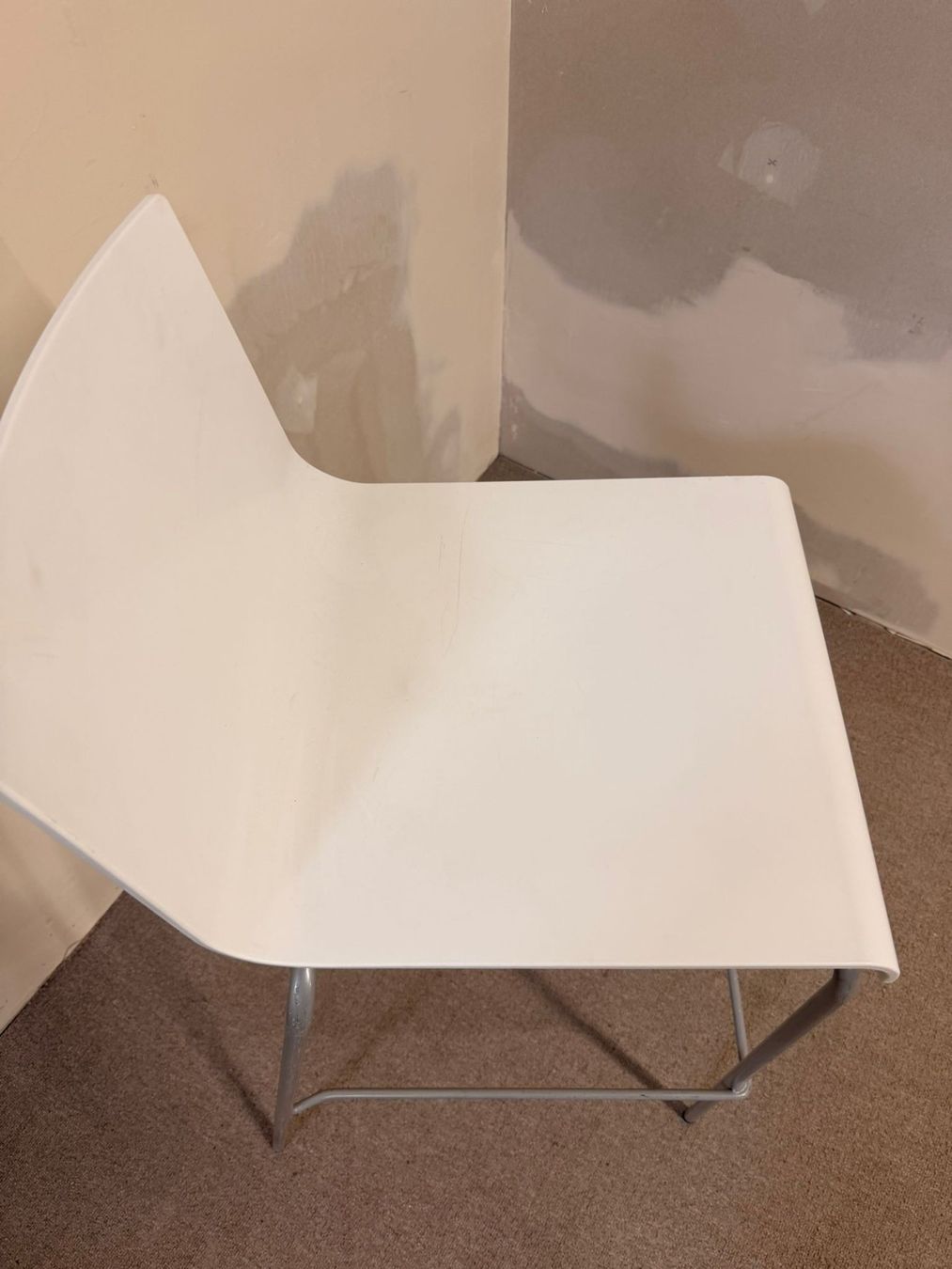 Tabourets: Weisser Barhocker mit Schalensitz und Metallgestell – D'occasion à Rickenbach ZH par Der-Insider 5