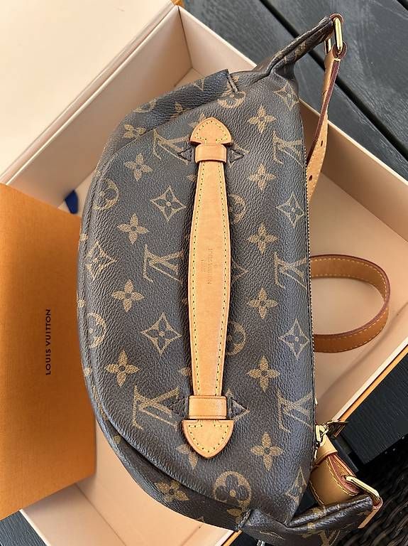 Sacs: Louis Vuitton BUMBAG Canvas Monogramm  – D'occasion à St. Pantaleon par Vogue3 3