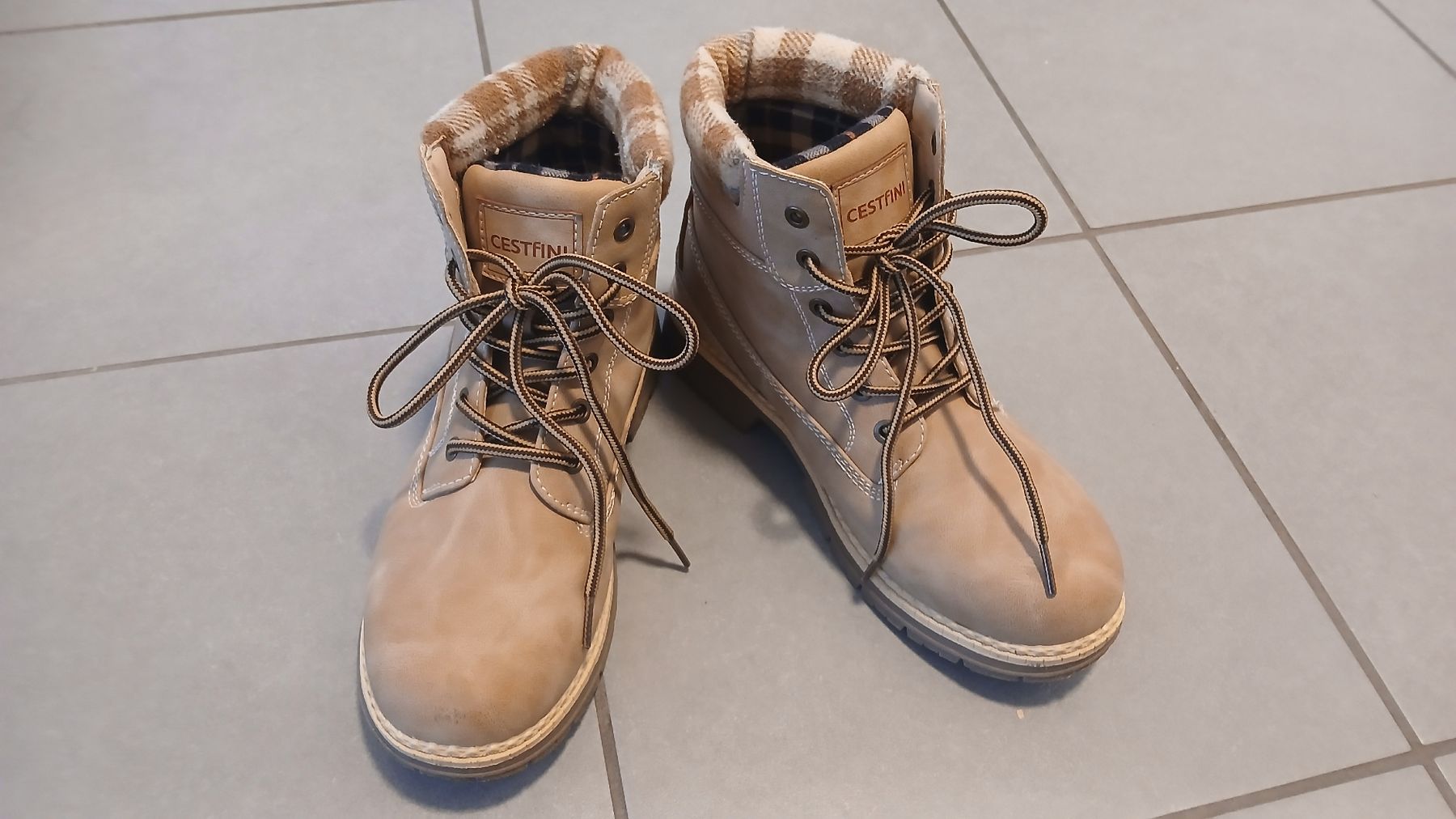 Scarpe da donna: Cestfini Winter Boots – Usato da Luzern venduto da Helloasa 1