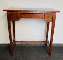 Tischlein aus Holz mit 3 Schubladen