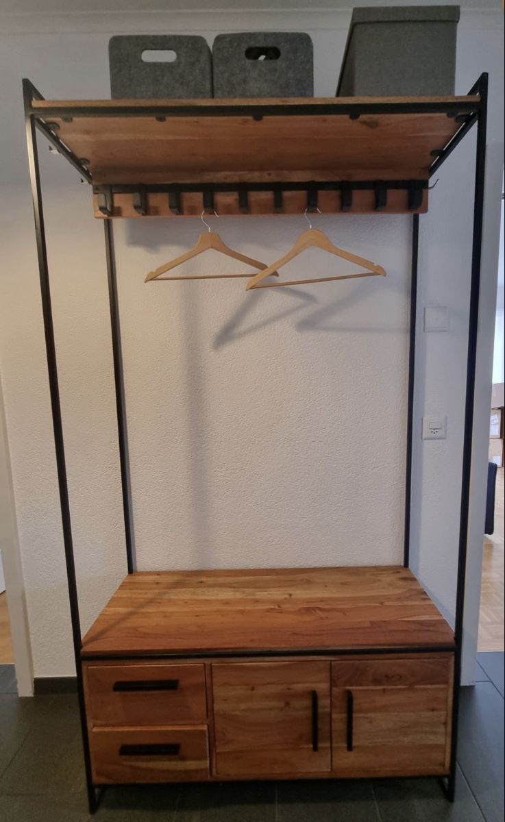 Guardaroba: GARDEROBE METALL UND HOLZ – Usato da Ittigen venduto da Aida99
