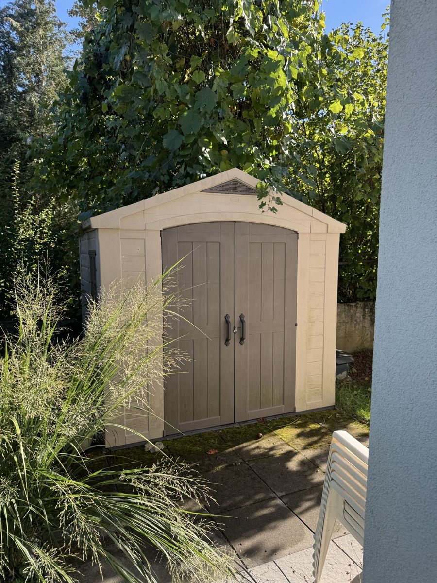 Keter Casette da giardino & serre: Gartenhaus aus Kunststoff – Usato da Kirchberg BE venduto da menzel87 1