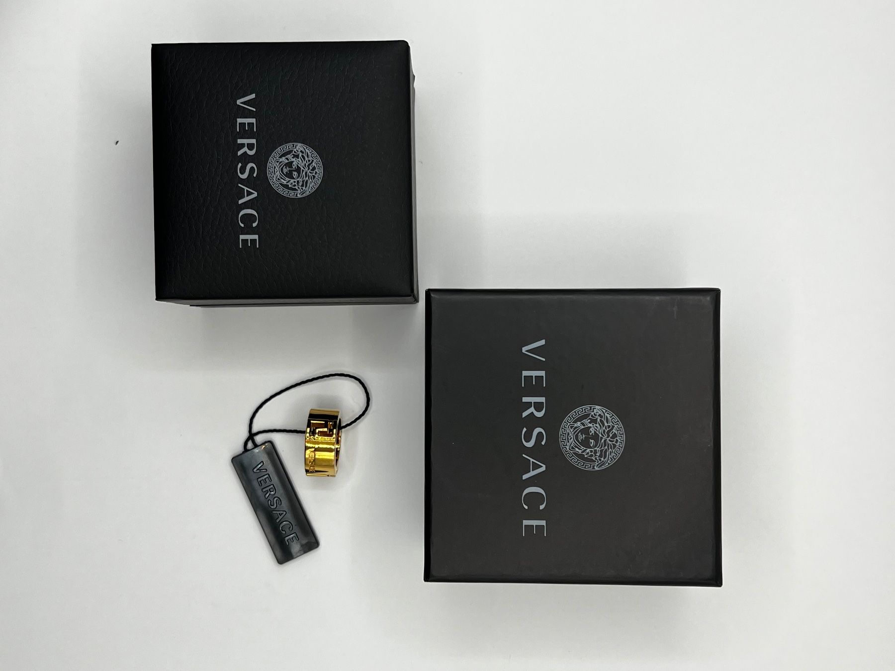 Versace Anelli: Versace Ring, Gr. 53 (13) – Nuovo e nell'imballaggio originale da Oberaach venduto da Dandy2021 2