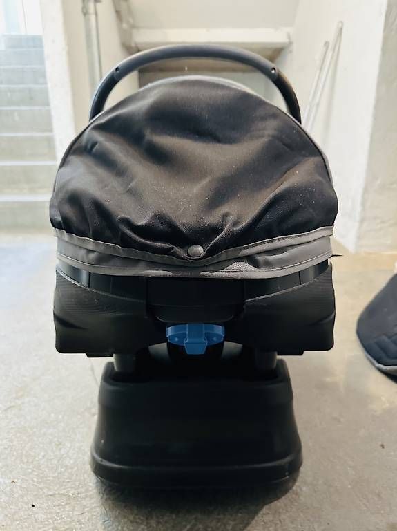 Seggiolini per auto: Chicco Babyschale mit Basis  top praktisch  4500 Solothurn – Usato da Solothurn venduto da Rafaella_K 2