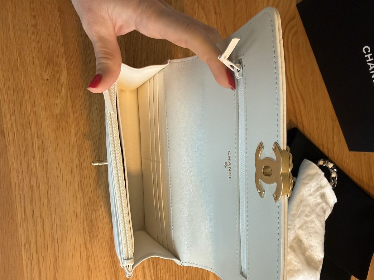 Chanel Borse da donna: Chanel 19 Tasche, weiss gesteppt – Nuovo e nell'imballaggio originale da Stäfa venduto da san_h8tp 4