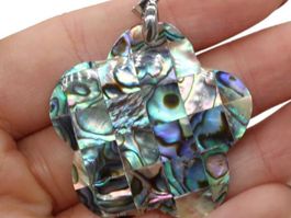 Amulett/Anhänger mit Perlmutt „Blume“