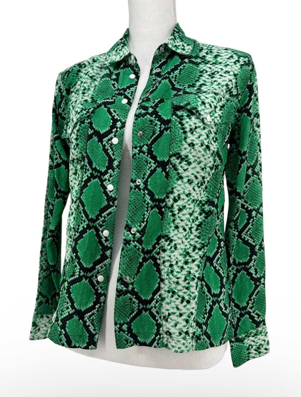 Sandro Camicette: SANDRO Chemise 100% Soie Vert Python Noir/Blanc Pressions T1 – Usato da Lausanne venduto da PlusValue_Lausanne 4