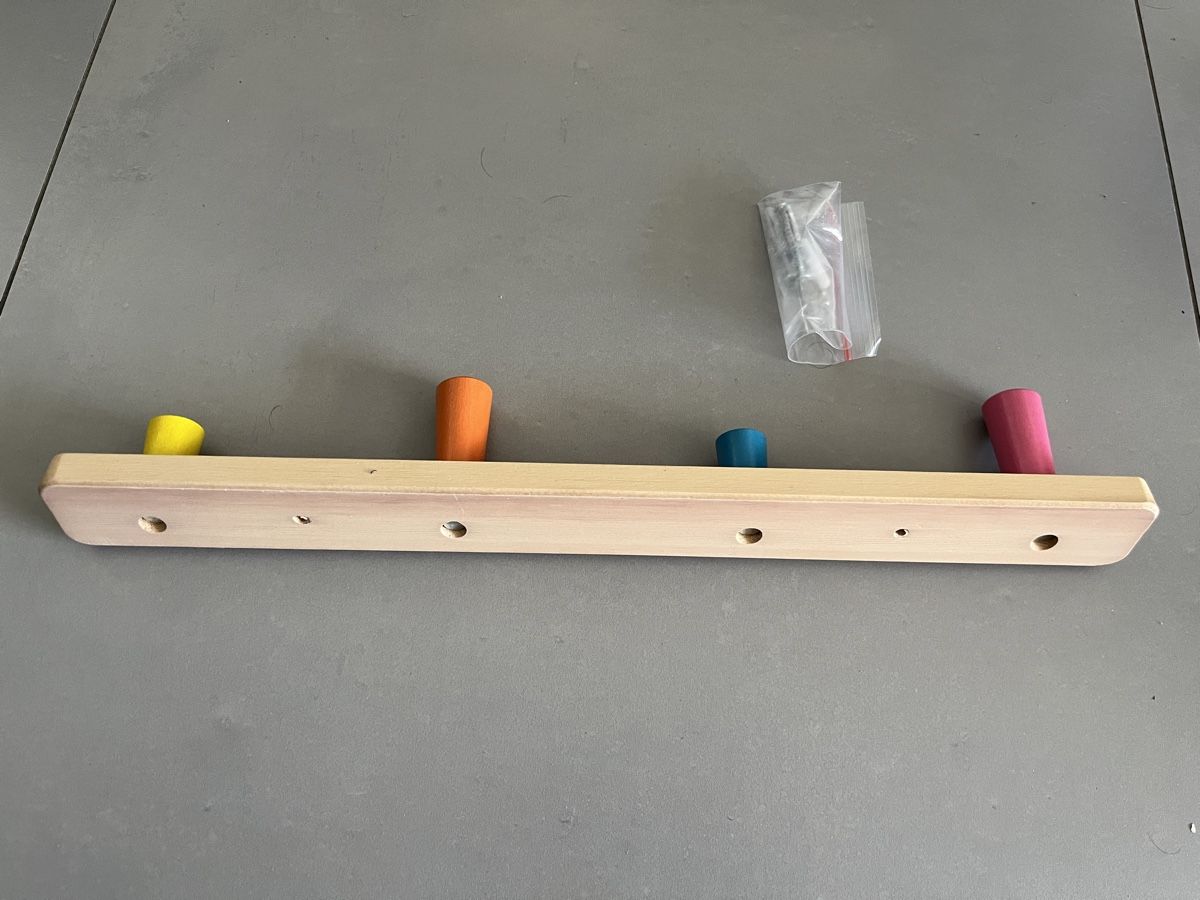 Ikea Quincaillerie: Kinder |  Kleiderhaken Holz farbig – Neuf (Voir description) à Sierre par black.box 1