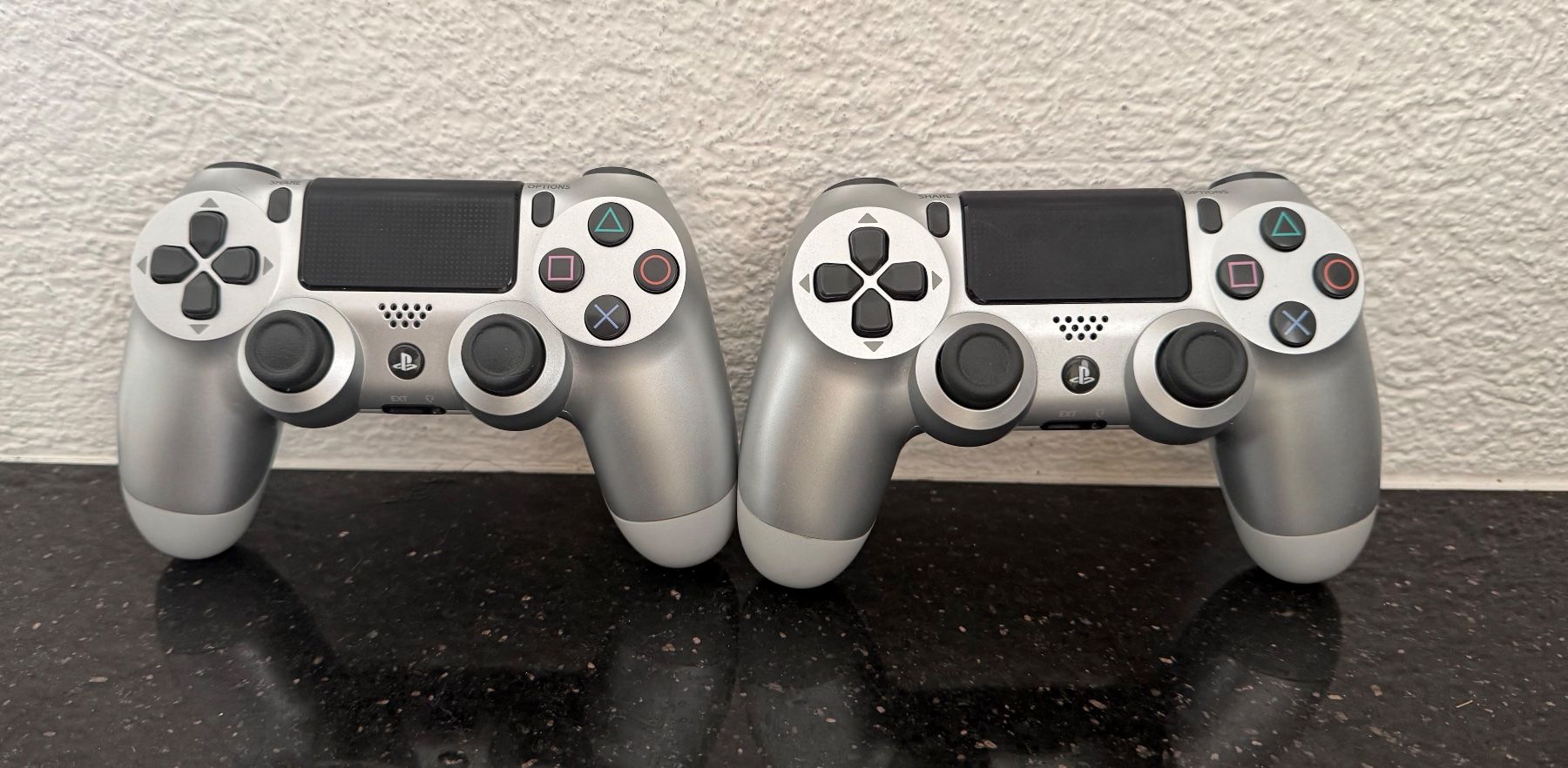 Sony Controller: 2 Original PS4 Controller, Defekt -  für Bastler – Difettoso da Niederweningen venduto da baghirac