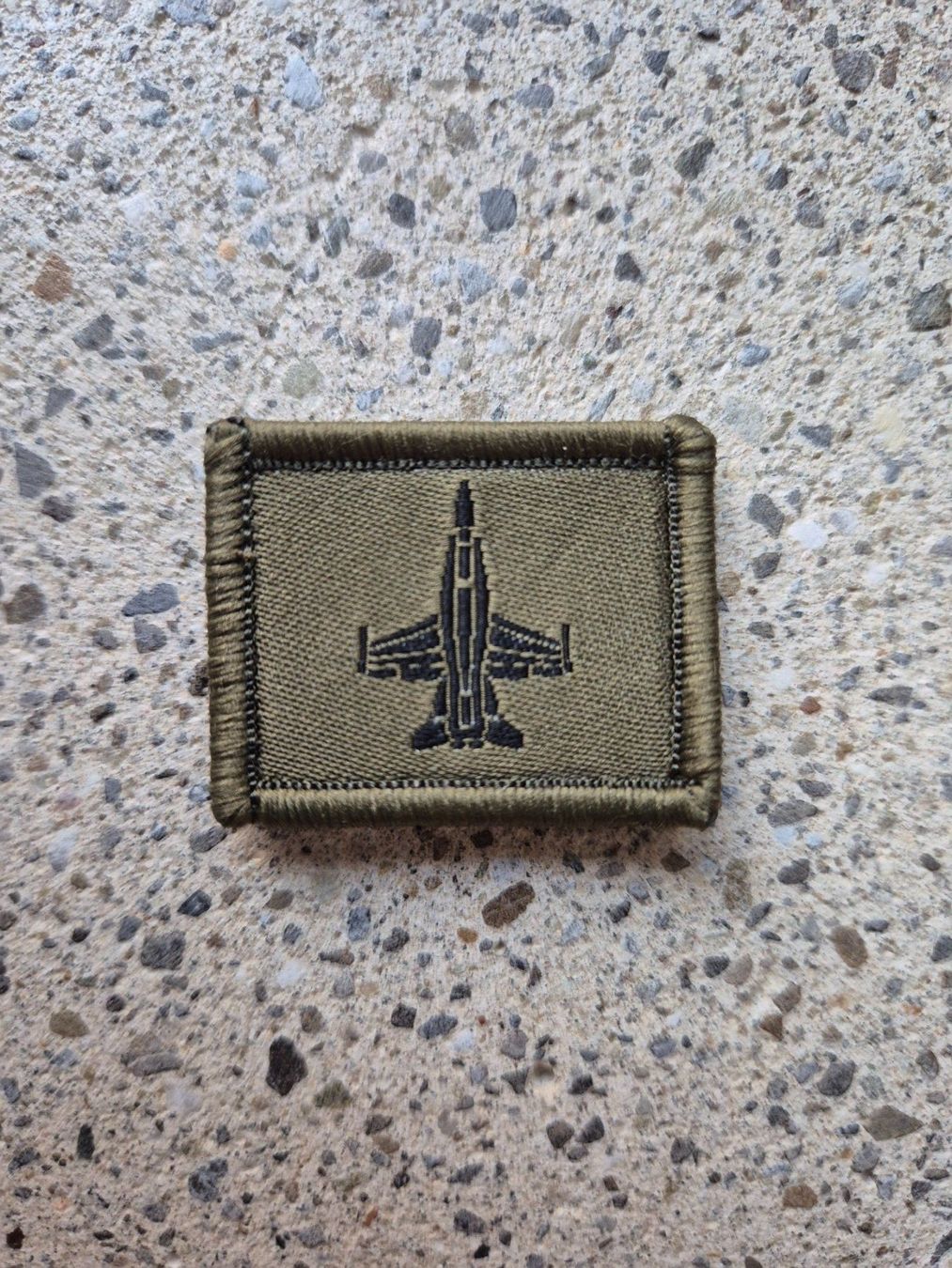 Schweizer Armee Placchette & Badge: *** Funktionsabzeichen FA-18 Luftwaffe mit klett *** – Nuovo e nell'imballaggio originale da Riedholz venduto da fr_sIruP