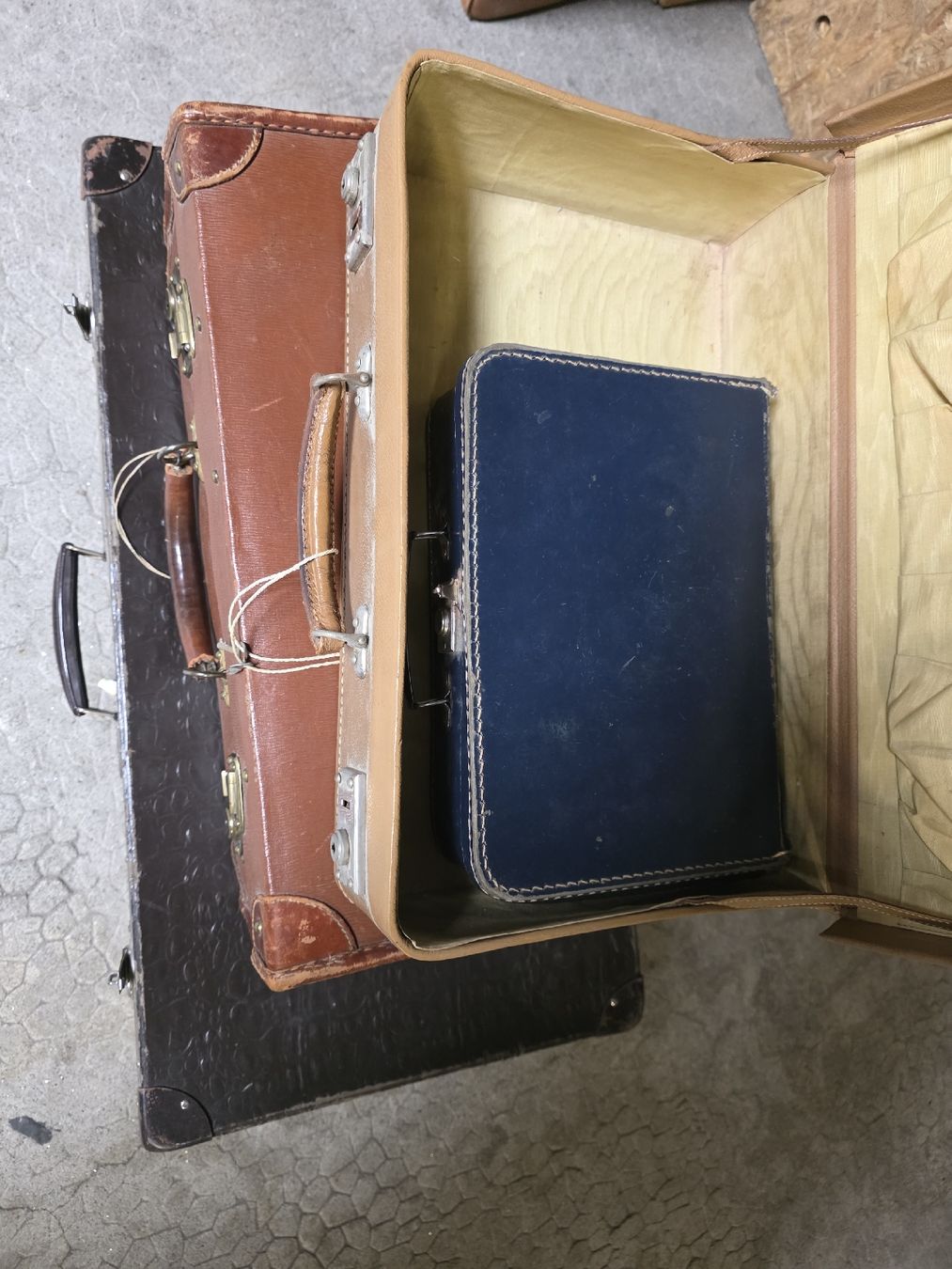Valises de voyage: Urgent a debarrasser Lot de 5 valises vintage marron – D'occasion à Meyrin par alv_9l8y 1