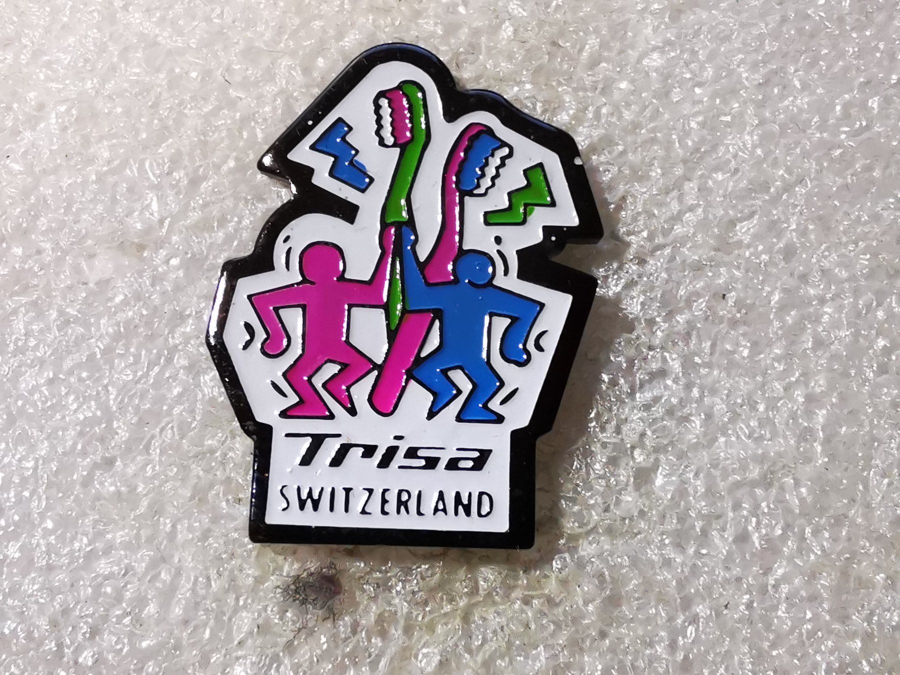 Plaketten & Abzeichen: Ansteckpin 56: Trisa Switzerland – Gebraucht aus Oppligen von Pin-Fall-Shop