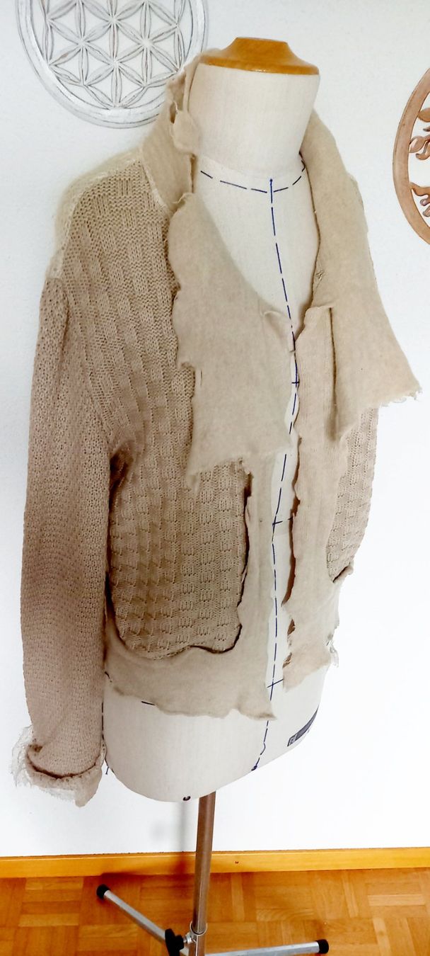 Moschino Giacche: Moschino Strickjacke beige – Usato da Zwillikon venduto da Leewii 3