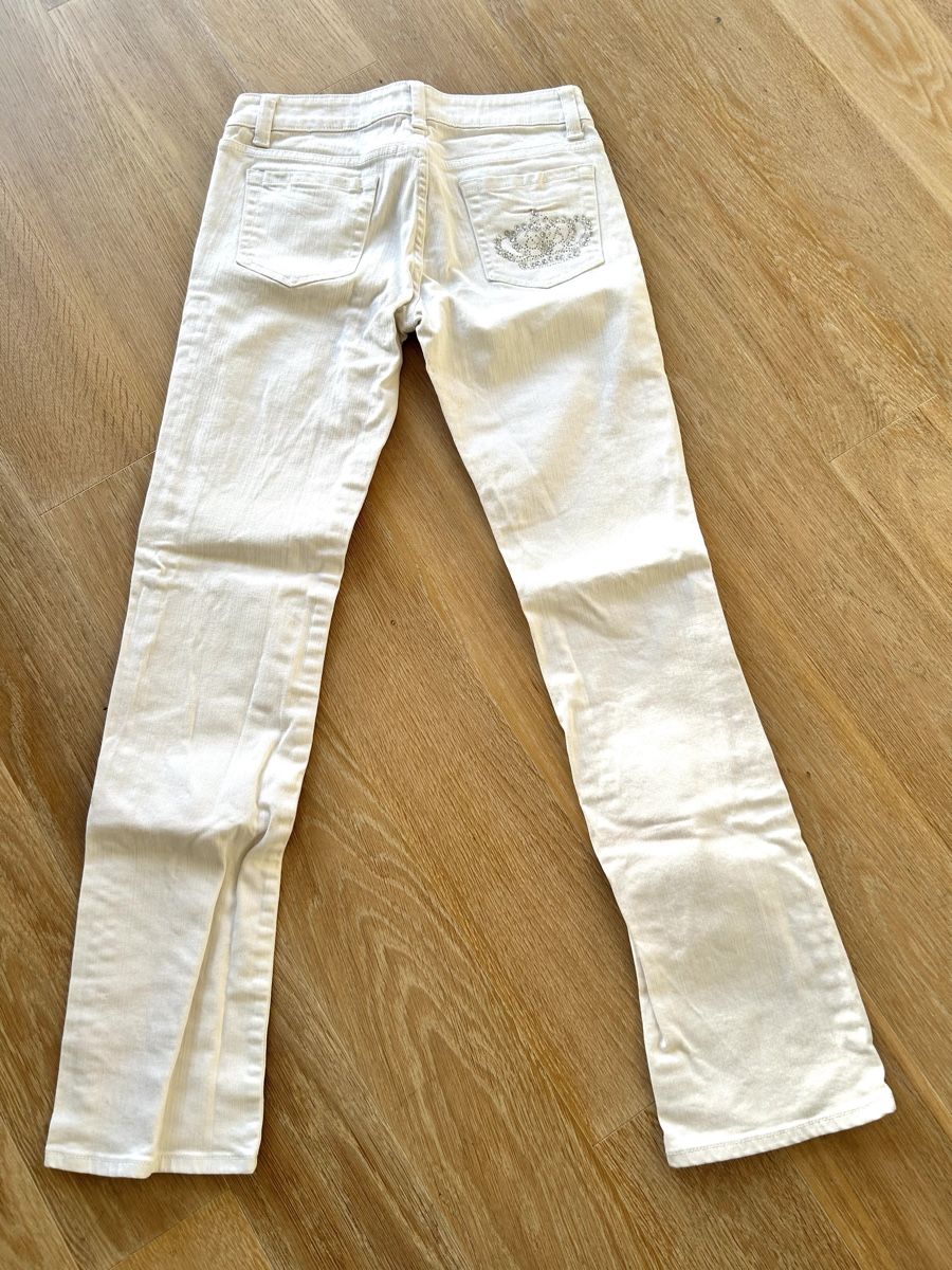 Jeans: Weisse Jeans mit Glitzer-Kronen – Usato da Rorschach venduto da fla_62jm 3