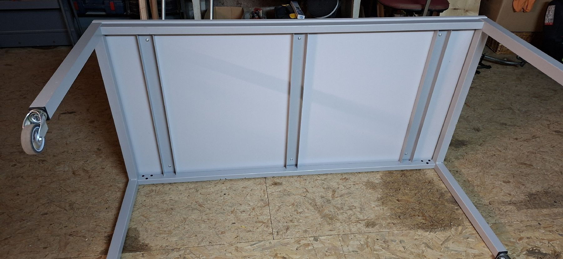 Tables: Bürotisch mit Rollen – D'occasion à Münsingen par wd65 2