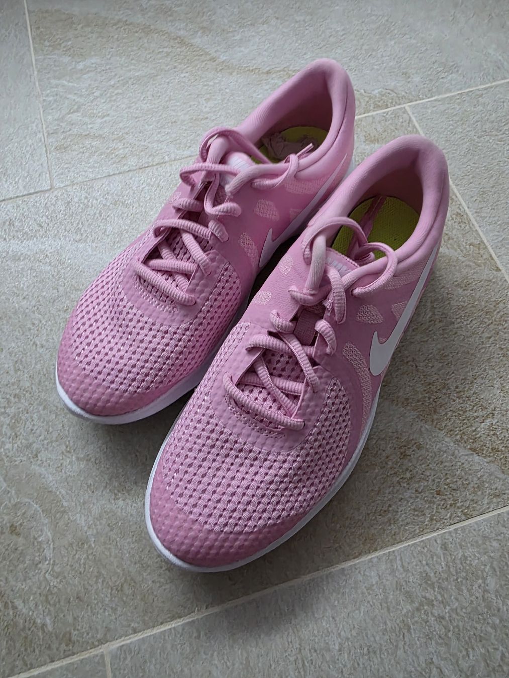 Nike Scarpe da donna: Nike Revolution 4 Damenschuhe, Gr. 38 – Nuovo e nell'imballaggio originale da Toffen venduto da ver_x68f