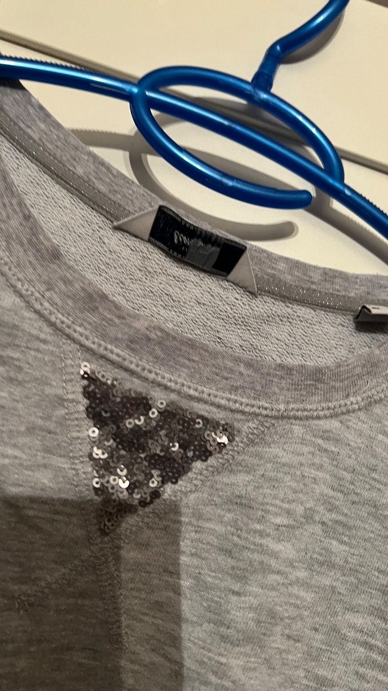 Pulls & Sweat-shirts: • Graues Oberteil / Sweatshirt • – D'occasion à Basel par mendoza13 2