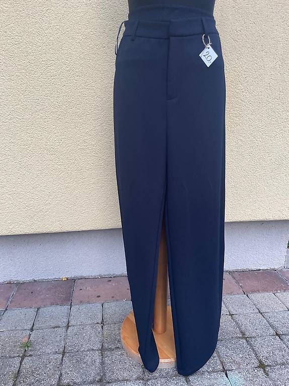 Pantaloni: Vendo pantaloni lunghi e corti donna  – Usato da Personico venduto da mel_v7hz 1