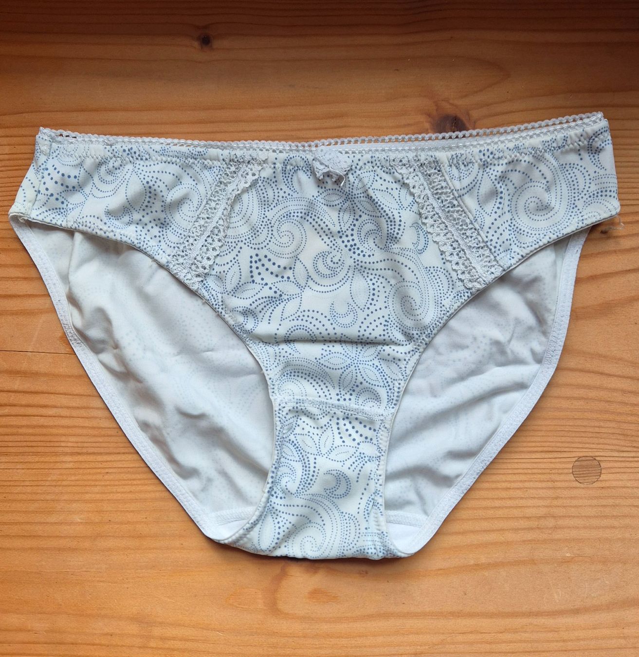 Altra biancheria intima: Slip weiss mit blauem Muster, Gr. 36/38 – Nuovo (secondo la descrizione) da Biel/Bienne venduto da szundel