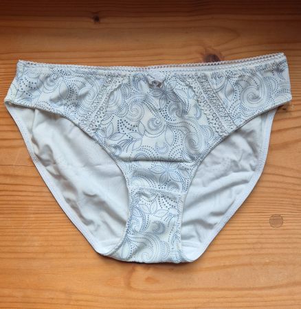 Slip weiss mit blauem Muster, Gr. 36/38