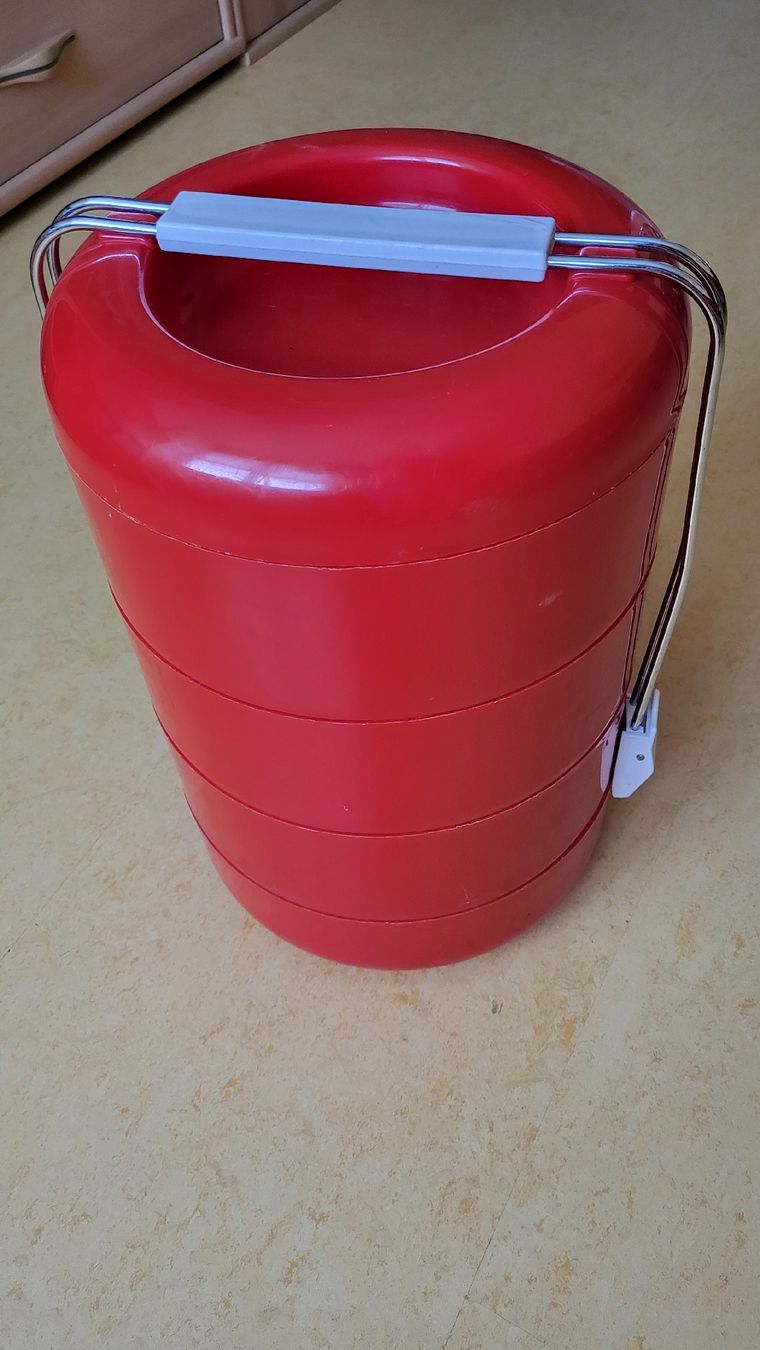Behälter & Ähnliches: Picknick Koffer rot 6er Set  – Gebraucht aus Sursee von Materialverwalterin