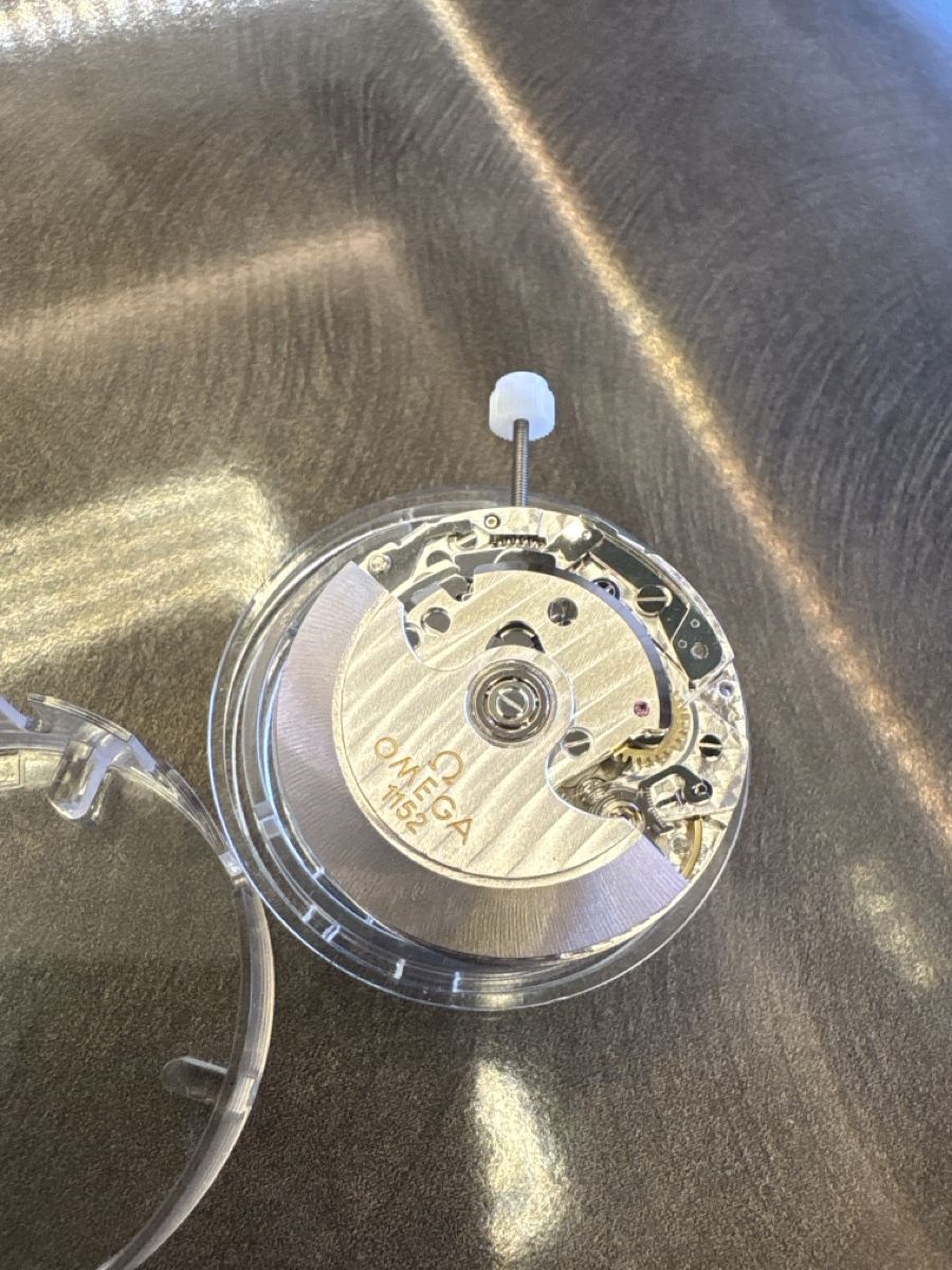 Omega Montres: Omega Cal : 1152 Chronograph Neuf ! – D'occasion à Chavornay par Gold-Gym 1