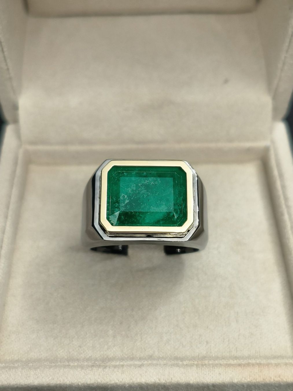 Anelli: Chevalière solitaire émeraude – Nuovo e nell'imballaggio originale da La Chaux-de-Fonds venduto da curtitswisswatches 3