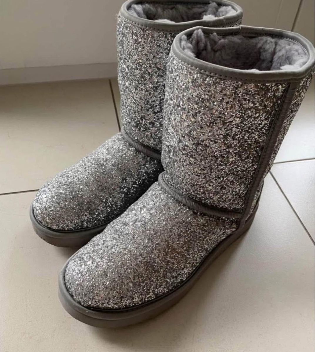 Ugg Scarpe da donna: Ugg Boots Gr. 37 silber glitzer – Usato da Ellikon an der Thur venduto da Bali1999