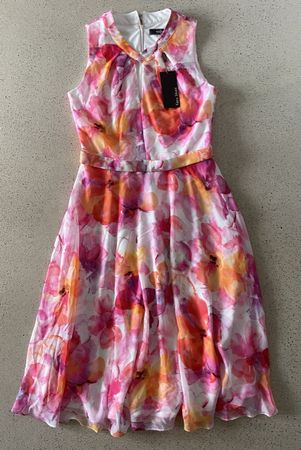 Kleid mit Blumenmuster Vera Mont neu mit Etikett Grösse 36
