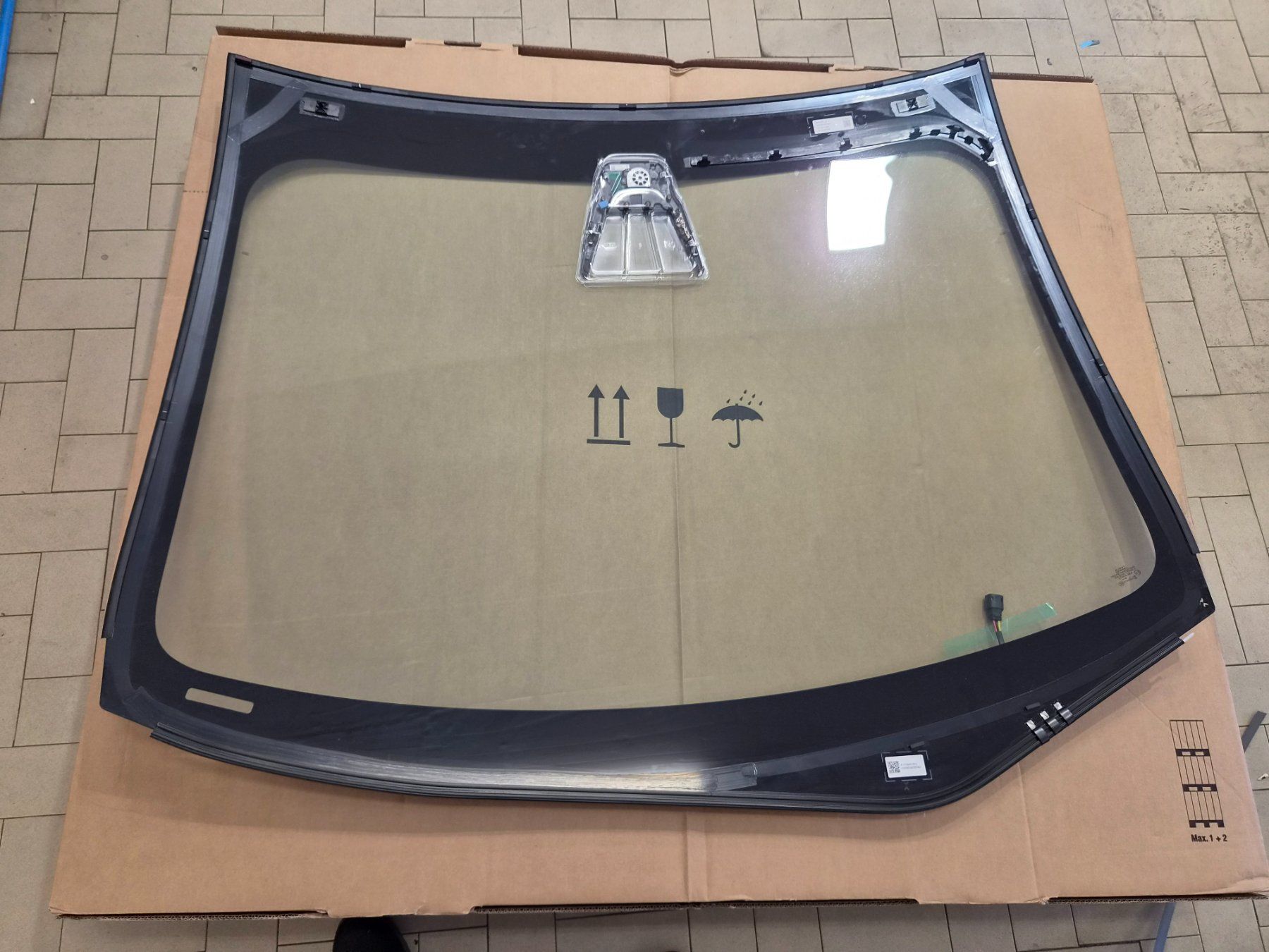Tesla Accessori per altri veicoli: Parabrezza Tesla Model 3 con sensore pioggia/luce – Nuovo e nell'imballaggio originale da Biasca venduto da and_k7mk