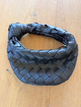 Mini Tote Bag in schwarz geflochten mit Knoten am Henkel