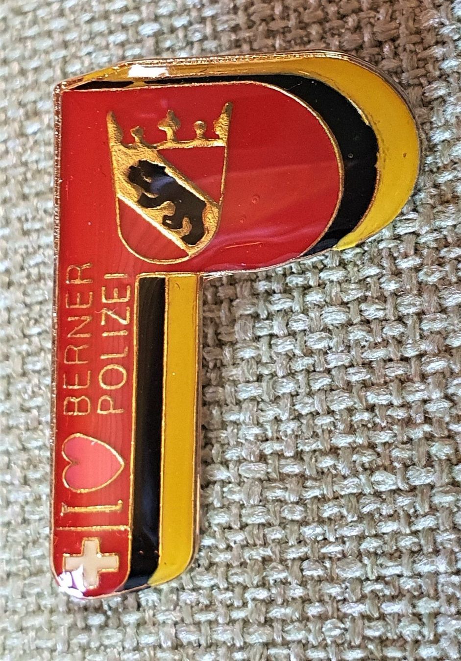 Placchette & Badge: E356B - Pin I Like Berner Polizei Suisse – Usato da Reinach BL venduto da Boston-Verkauf