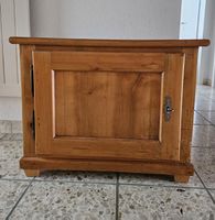 Möbelstück Kiefernholz Vintage mit Schloss und Schlüssel