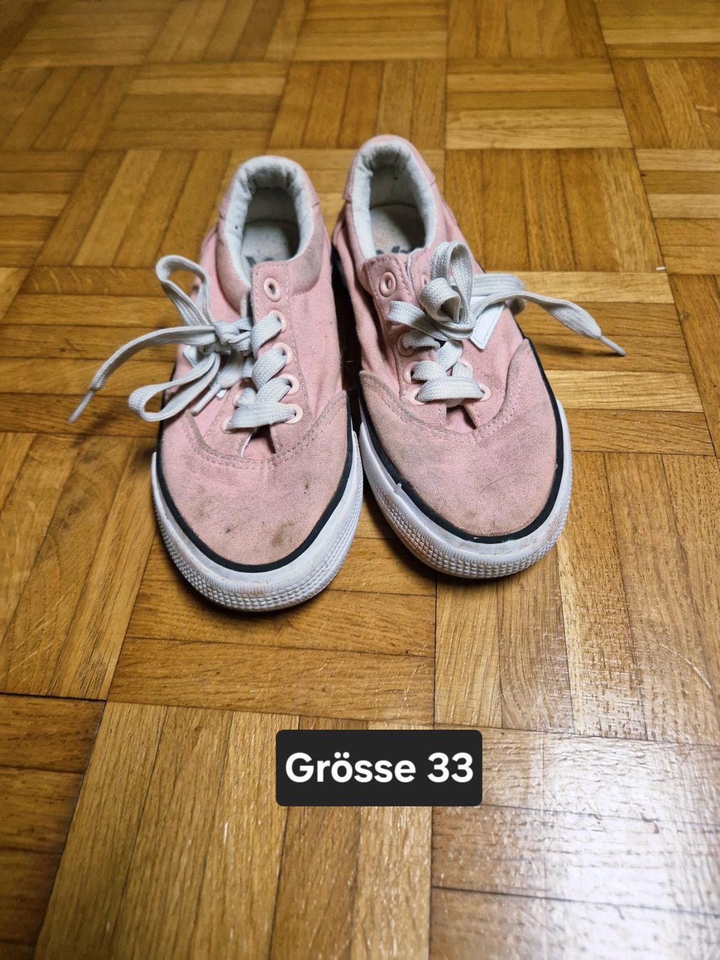 Schuhe für Mädchen: Turnschuhe Grösse 33 – Gebraucht aus Stüsslingen von white_angel86
