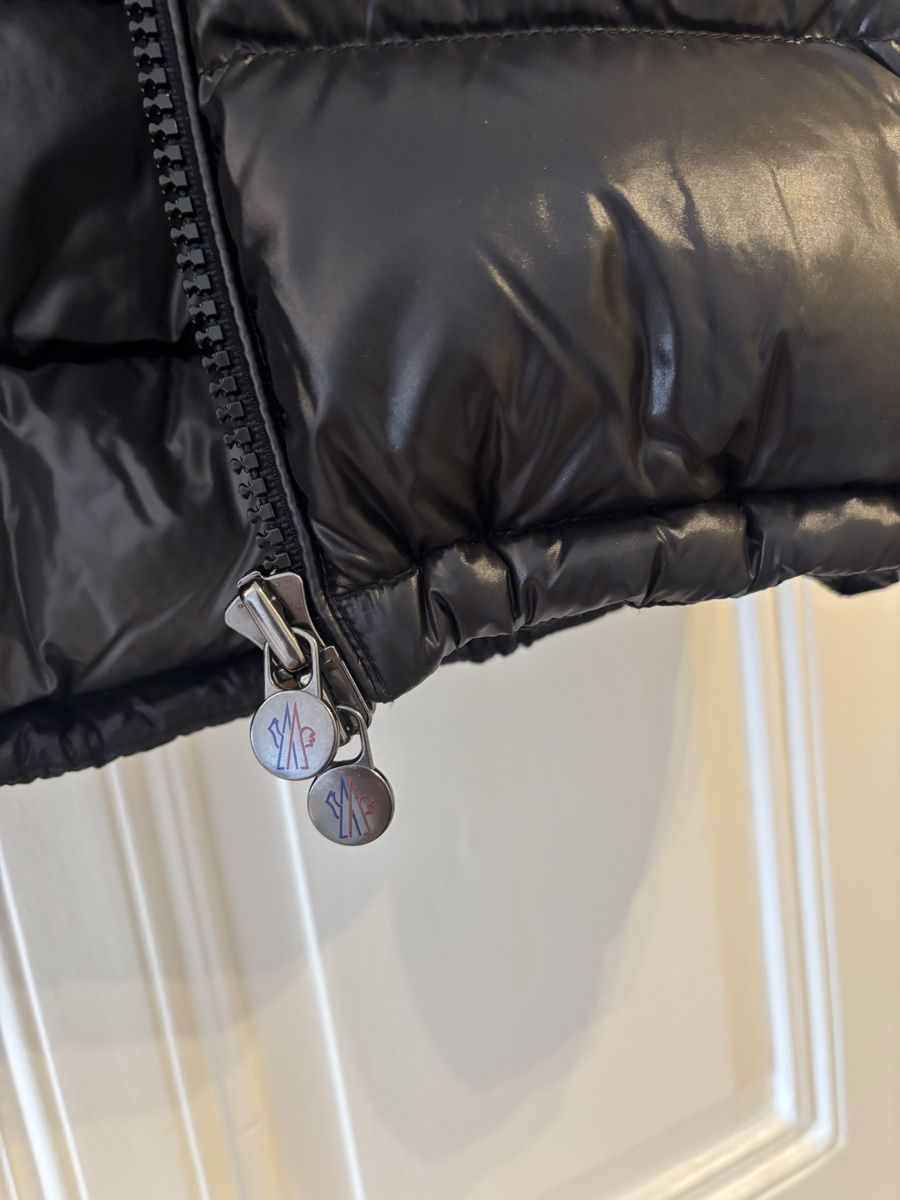 Moncler Vestes: Moncler Maya Short – Neuf (Voir description) à La Chaux-de-Fonds par Titine. 2