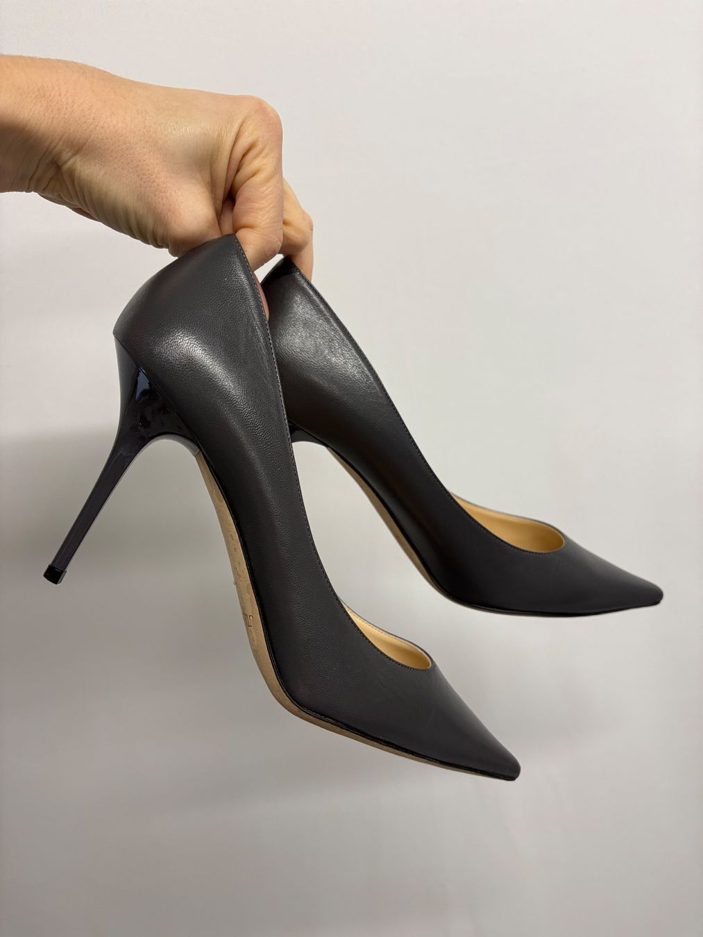 Jimmy Choo Damenschuhe: Jimmy Choo Pumps grau Leder 40 spitz 9cm – Neu und originalverpackt aus Regensdorf von secondchancefashion 1