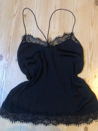 Haut noir à dentelle