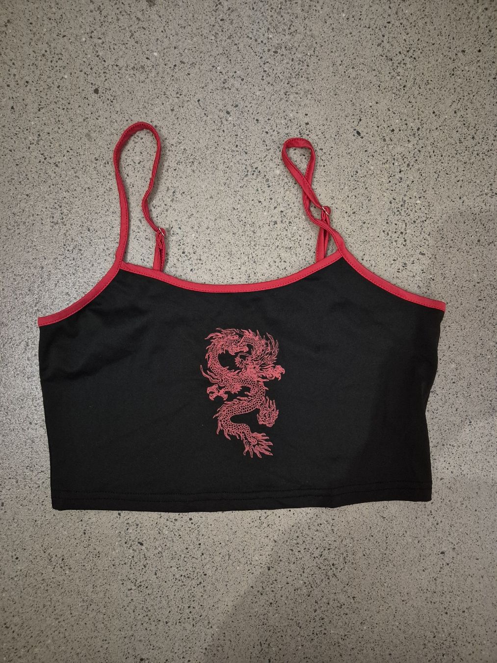 Shein Top: Croptop mit Drachenmotiv – Usato da Schlieren venduto da nat_76vd