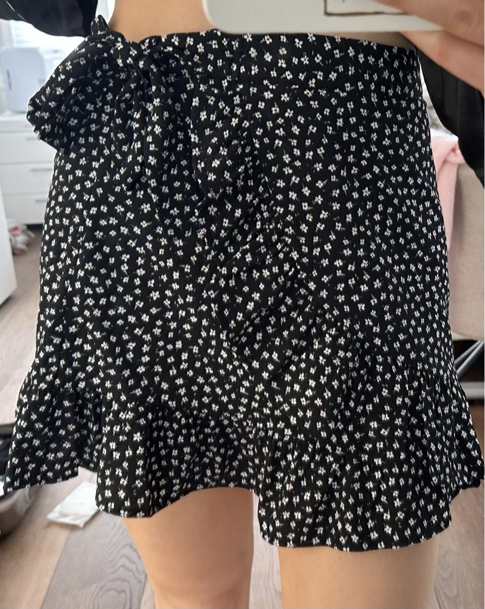 Gonne: Ruffled black mini skirt – Usato da Bachenbülach venduto da cookiecutter 2