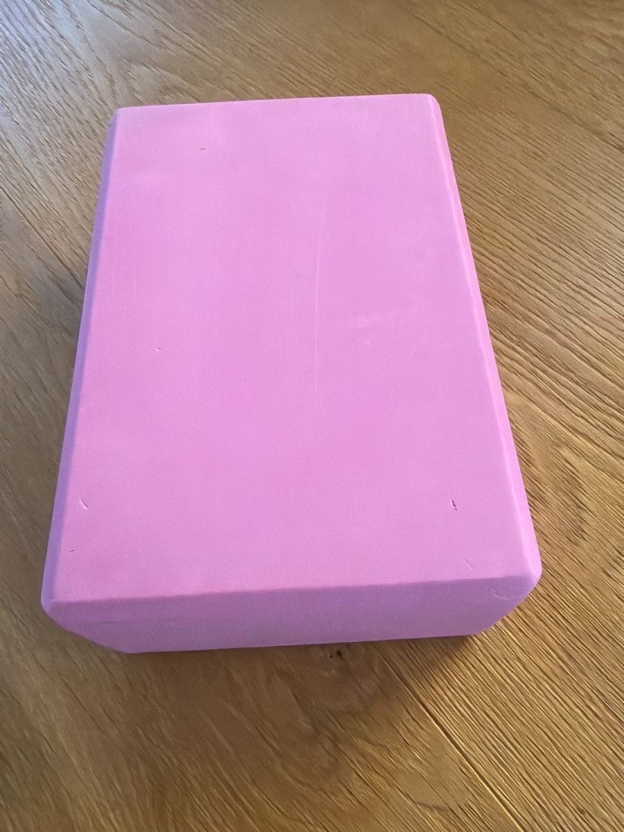 Hometrainer: Yoga Block Rosa Schaumstoff mit Gebrauchsspuren – Gebraucht aus Zürich von joyfulgrace 1