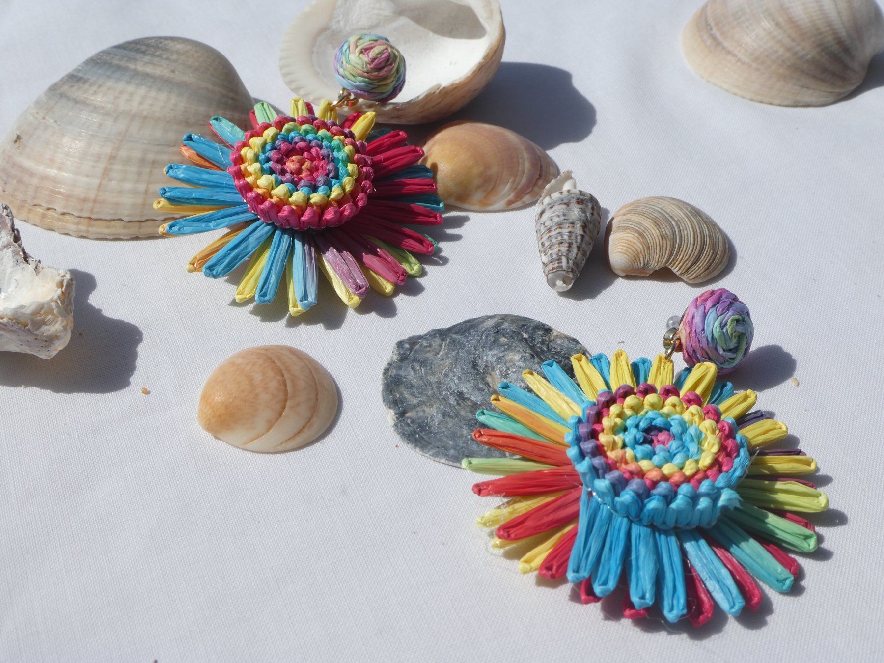 Orecchini pendenti & Orecchini a lobo: Grosse Raffia-Blumen-Ohrstecker, Modeschmuck / NEU – Nuovo (secondo la descrizione) da Gattikon venduto da kaandooh 1
