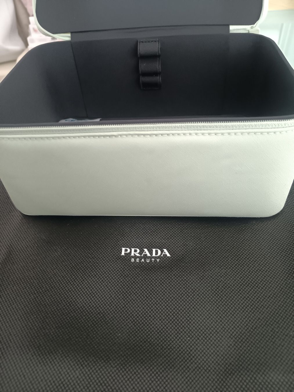 Prada Kosmetikkoffer: Prada Neu Original Schmikbox Neu Verpackt unbenutzt – Neu und originalverpackt aus Chur von ski_s6yt 4