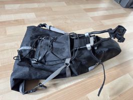 Arkel Saddlebag mit Halterung 15 - Bikepacking vom Feind
