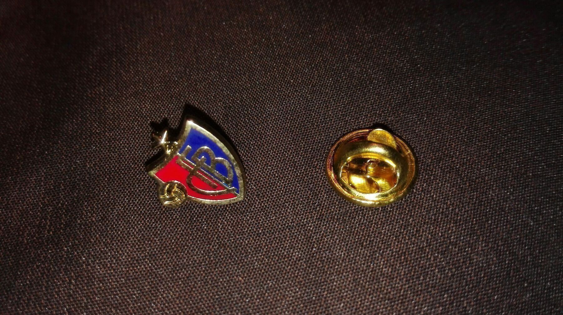 FC Basel Placchette & Badge: FC Basel Pin – Nuovo e nell'imballaggio originale da Zofingen venduto da Justice79 1