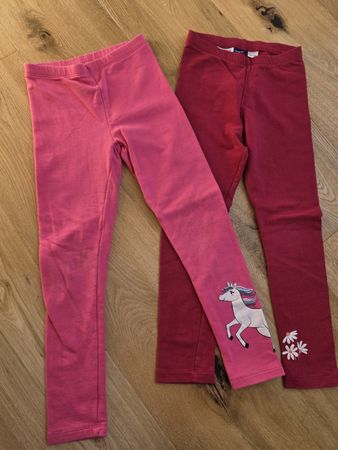 2 Leggings Lupilu Pink und Rot Grösse 122/128 getragen