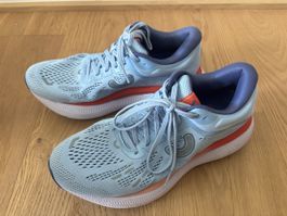 Laufsportschuhe True Motion Gr 40